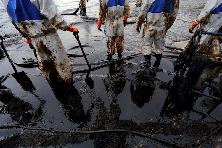 پس از شعله ور شدن بازارها در تنش ها در خاورمیانه، نفت هفته را با افت بسته شد